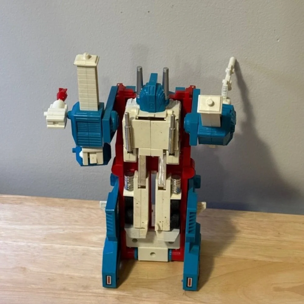 Vintage 1986 Transformers Generation 1 G1 Ultra‎ Magnus Action Figure